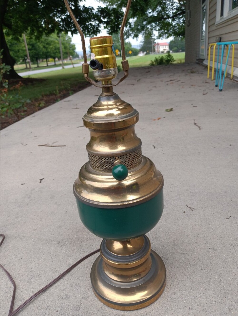 Vintage MCM Green And Brass Metal Table Lamp